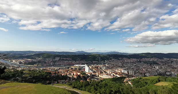 vistas a Bilbao desde el monte Arraiz sitio perfecto para fotos preboda